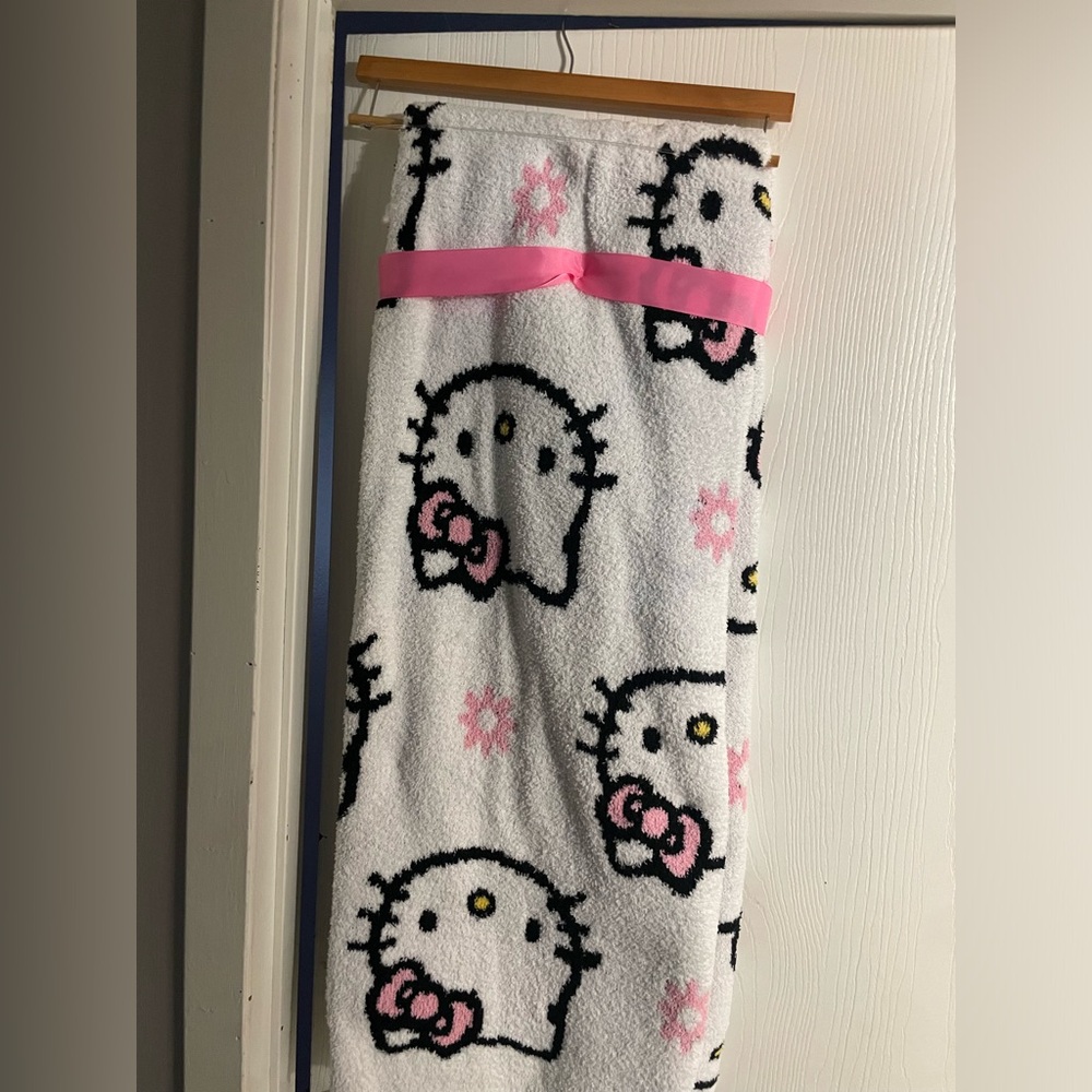 Hello Kitty Super Soft Throw 50in x 70in brand new with hanger